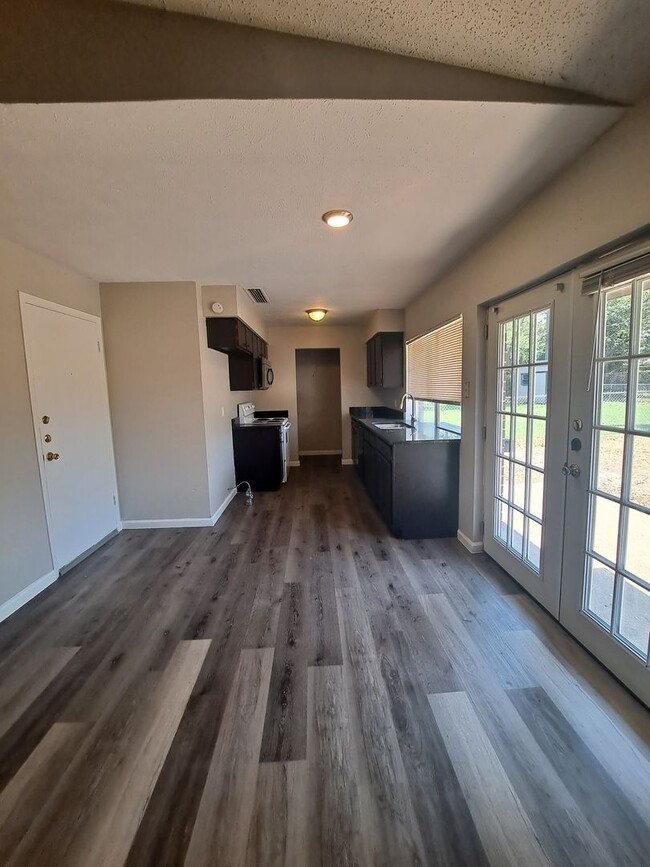 Building Photo - Move In Ready! 3 Bedrooms, 2 Bathrooms, 2 ...