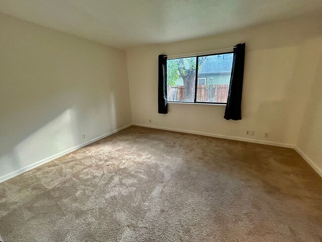 Building Photo - 2 Bedroom Duplex Close to Downtown Morgan ...