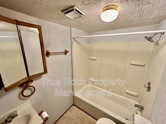 Building Photo - 208 E MAIN, APT #2 (BILLS PAID- not including tv or wifi)