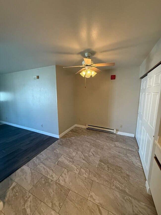 Building Photo - Private Entry 2 Bedroom Apartment Available!