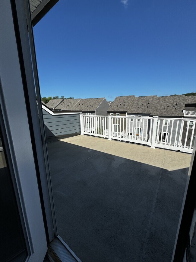 Building Photo - Luxurious 4-Bedroom Townhouse with 3.5 Bat...