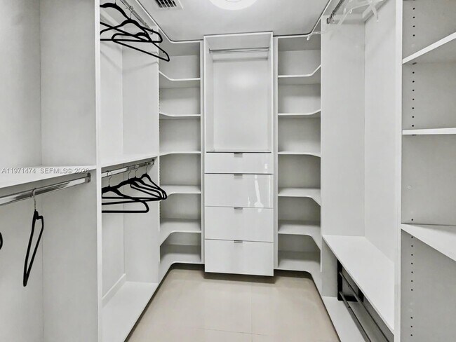 Building Photo - 495 Brickell Ave