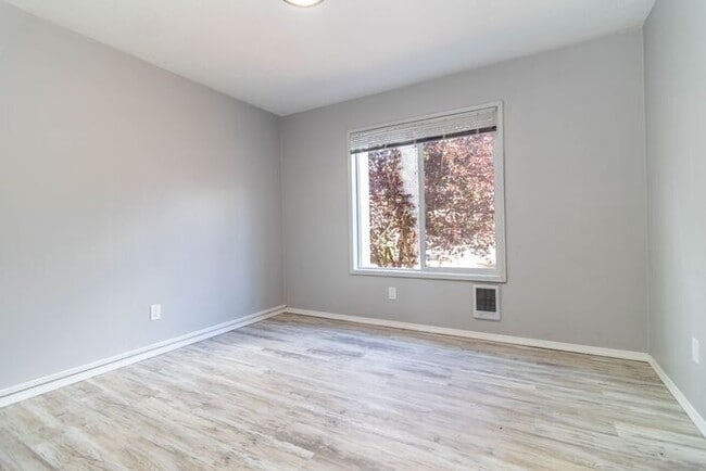 Building Photo - Spacious 2 bedroom apartment at French Cha...