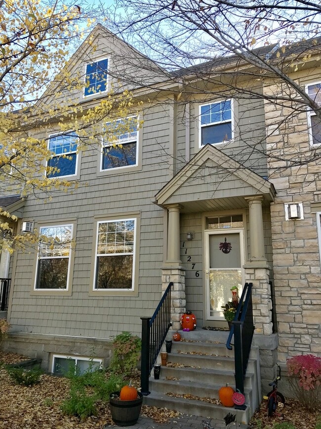 Building Photo - Beautiful 3 Br / 2.5 Ba TH w/ Granite Counters, Hdwd Flrs, 2 Car Garage in Eden Prairie!