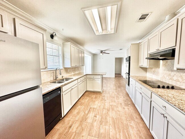 Building Photo - 5016 Five Frks Dr