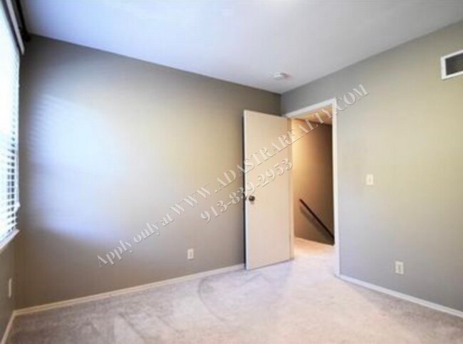 Building Photo - Adorable 3 Bed 2.5 Bath Duplex in Olathe-Available in JULY!!