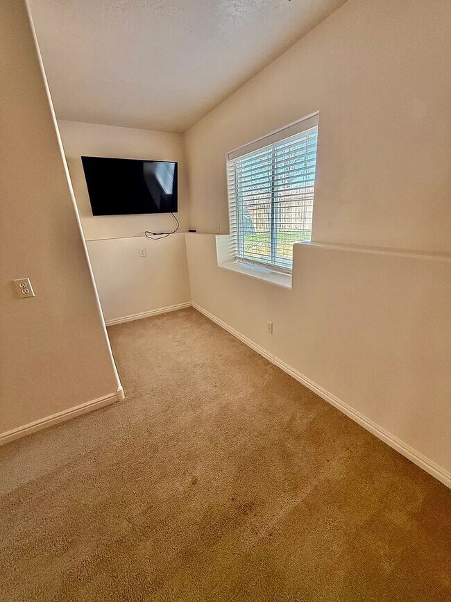 Building Photo - 1639 Roy St