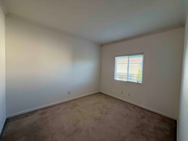 Building Photo - Spacious Cresleigh Ranch Home Near Schools...