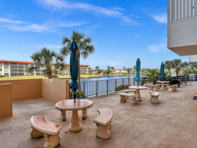 Building Photo - 1150 Hillsboro Mile