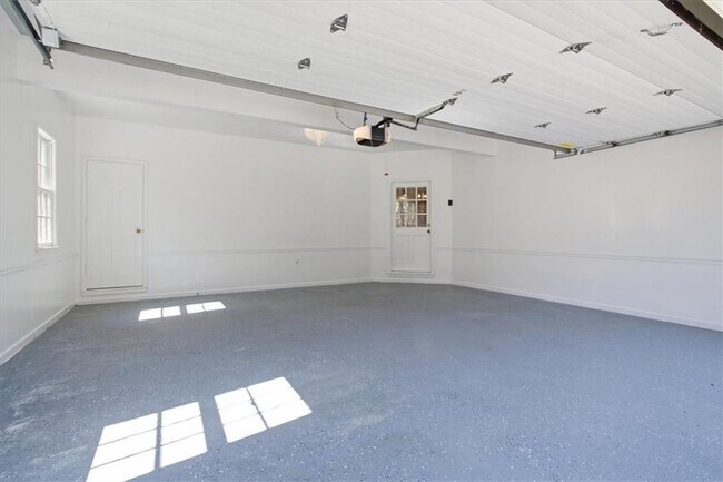 Building Photo - 815 Kings Arms Way