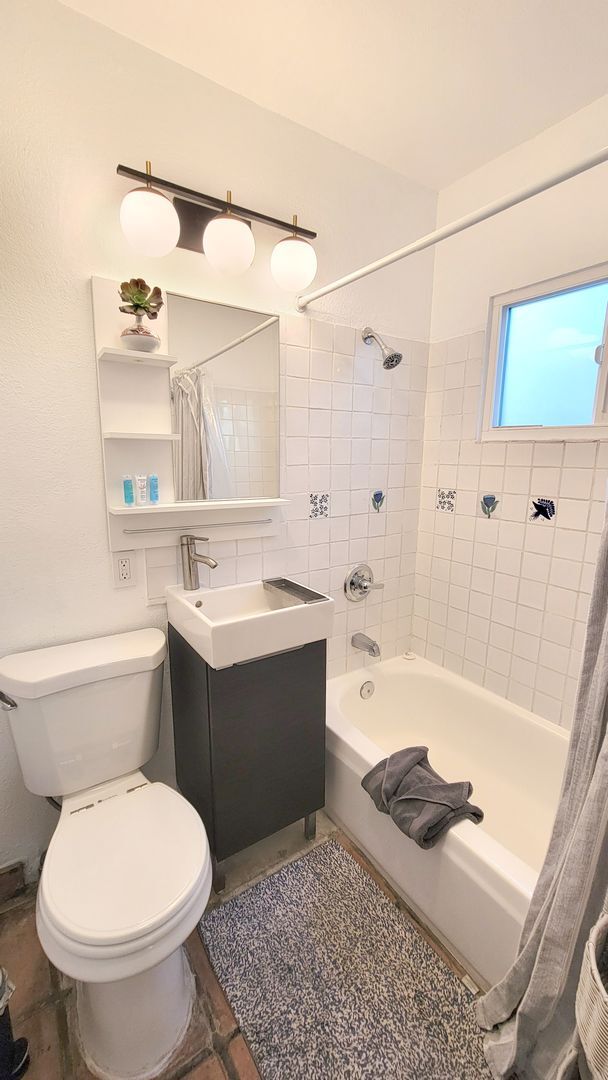 Building Photo - Charming, Fully Furnished Spanish-Style Du...