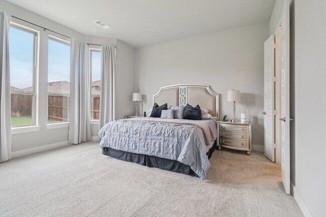 Building Photo - 1329 Stoneleigh Pl