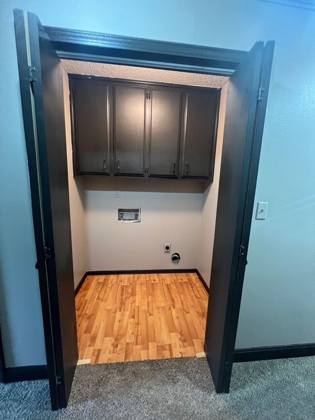 Building Photo - 4 bedroom/2 bath house