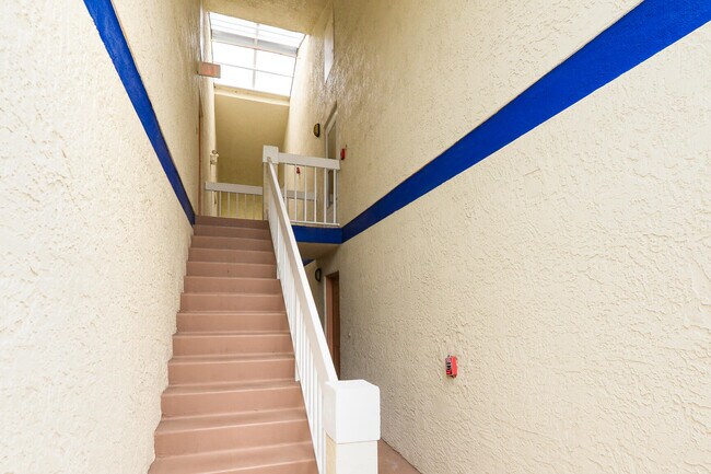 Building Photo - 1530 SE Royal Green Cir