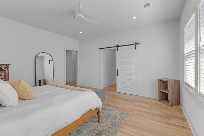 Building Photo - 6107 Cowden Ave