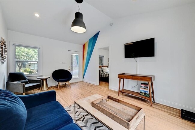 Building Photo - 2943 Higgins St