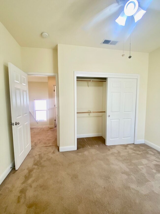 Building Photo - West Davis 5 Bedroom Home