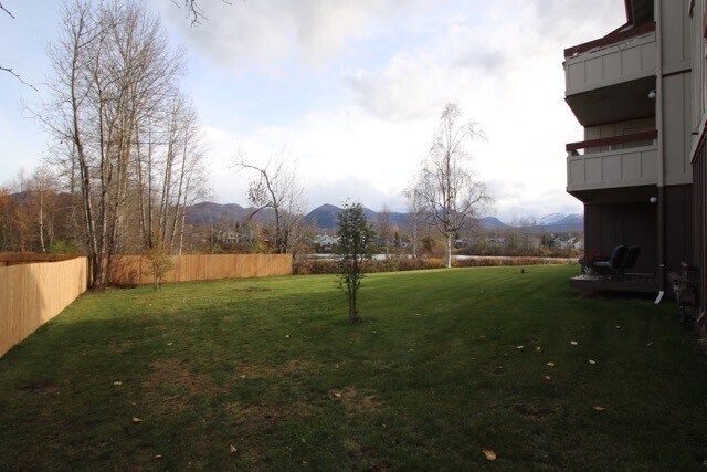 Building Photo - 2 Bedroom Condo on a Lake!