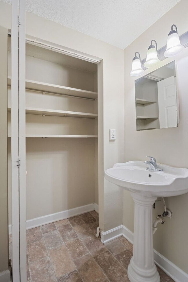 Building Photo - 3609 Balsam Ave