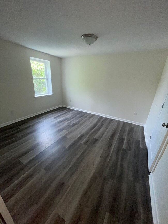 Building Photo - 3-Bedroom Home with Modern Finishes & Spacious Backyard