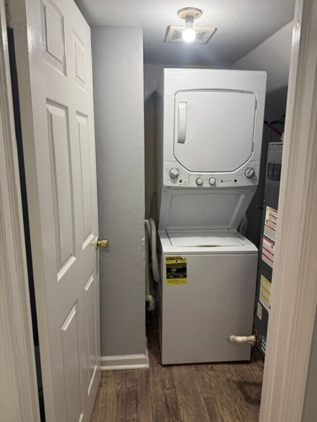 Building Photo - Spacious Two Bedroom Townhouse