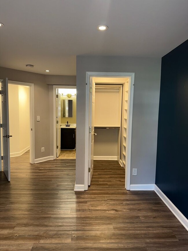 Building Photo - Large, Luxurious 2 Bedroom 2 Bath at Parks...