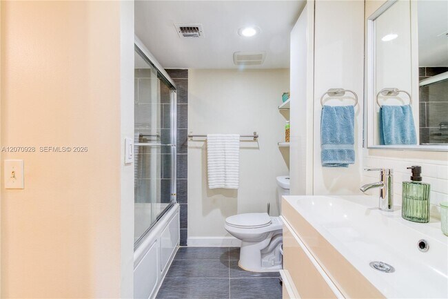 Building Photo - 3095 N Oakland Forest Dr