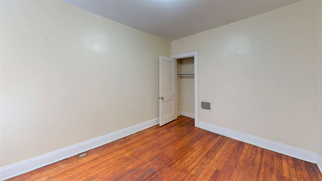 Building Photo - 1482 Summit St