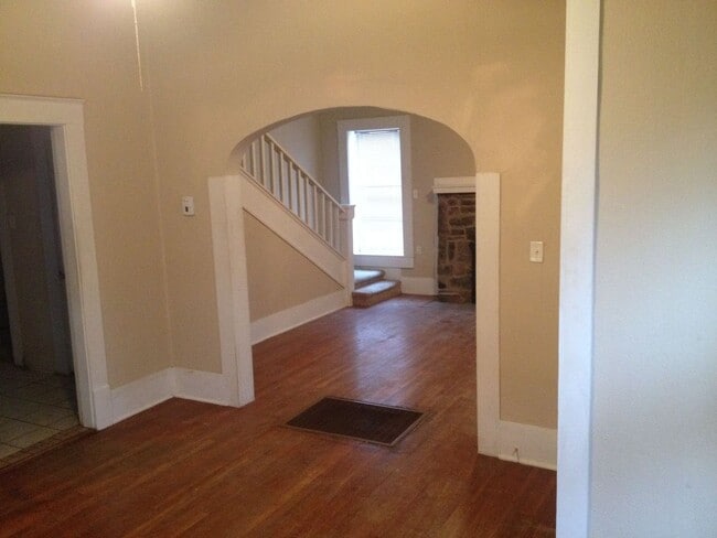 Building Photo - *Pre-Leasing* | Quaint Cottage Close to Everything!