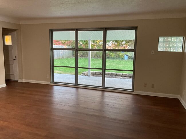 Building Photo - 634 Wiltshire Blvd