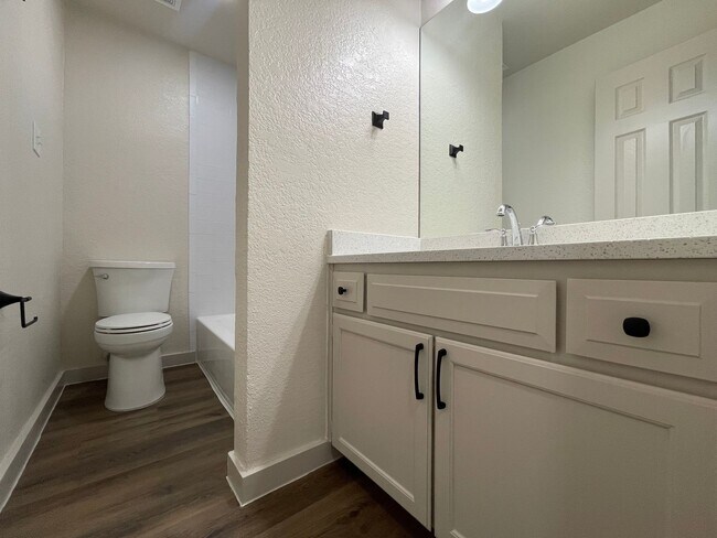 Building Photo - AVAILABLE NOW 2 BEDROOM 2 BATH DUPLEX IN S...