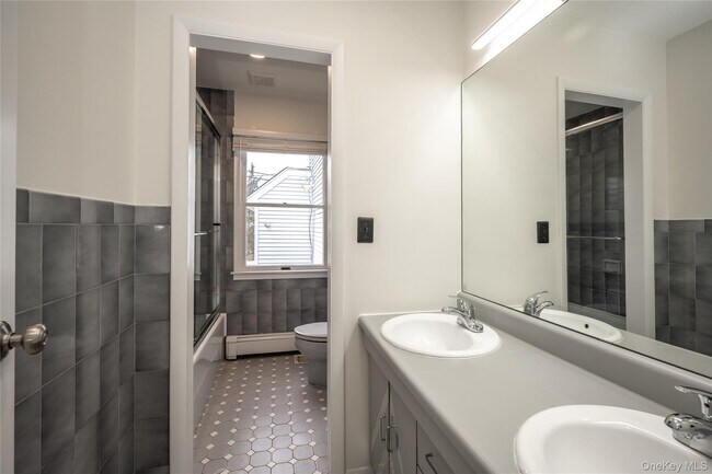 Building Photo - 14 Deane Pl