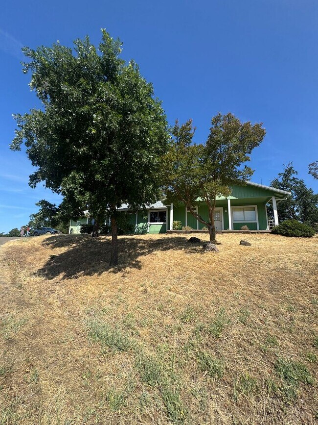 Building Photo - 3 BEDROOM HOME IN COUNTRY SETTING