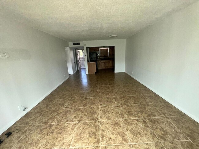 Building Photo - 715 Lori Dr