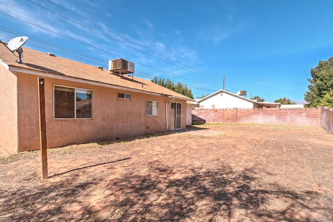 Building Photo - 3 Bedroom 2 bathroom home located near the...