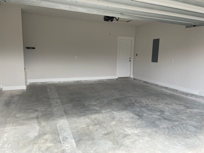 Building Photo - 4 Bedroom/2 Bathroom Minutes from Local Beach!