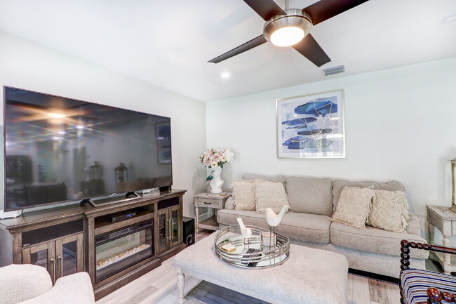Building Photo - Fully Furnished 4-Bedroom Pool Home with Golf Course Views in Northdale
