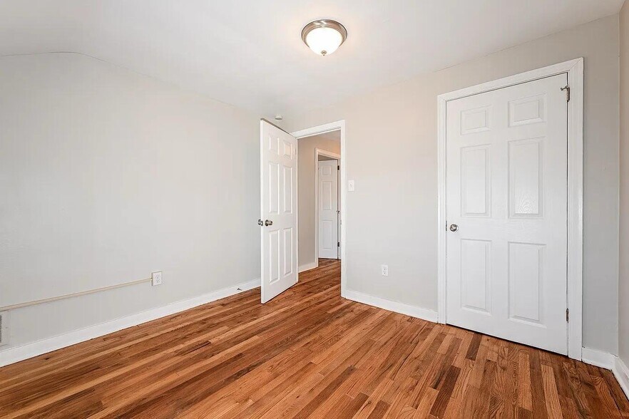 Building Photo - 536 Burton Dr