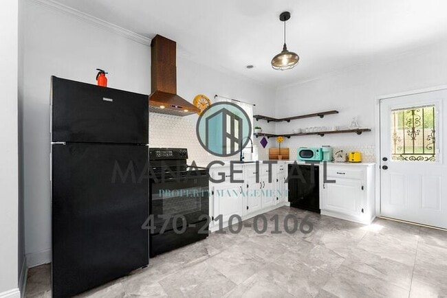 Building Photo - Cozy 3 bedroom house located one block from the Beltline!