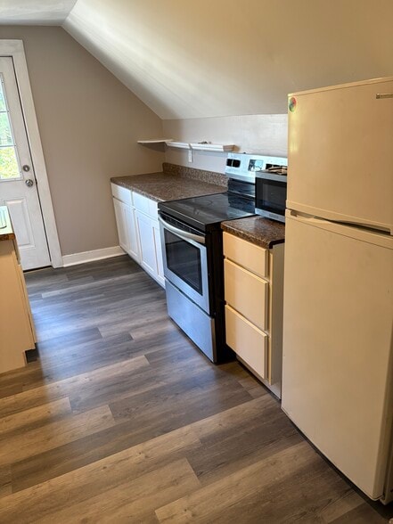 Primary Photo - 46 Davis Ave