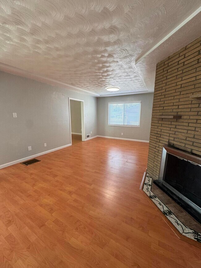 Building Photo - 1205 Valencia Dr NE