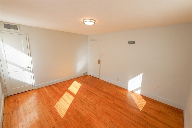 Building Photo - 15 Ridgeview Ave