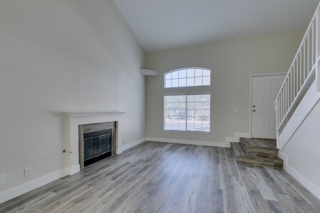 Building Photo - Stylish 2-Bedroom Townhome in Henderson!