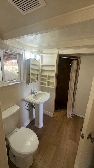 Building Photo - Move-in special: 50% off first month!  Pea...