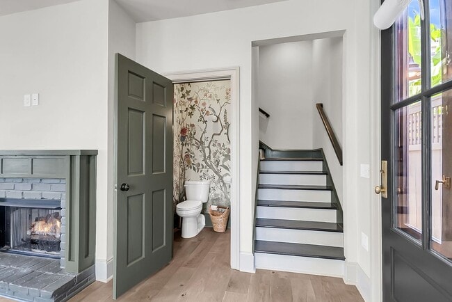 Building Photo - 3 Bedroom 2.5 Bath House in the hip Elliot...