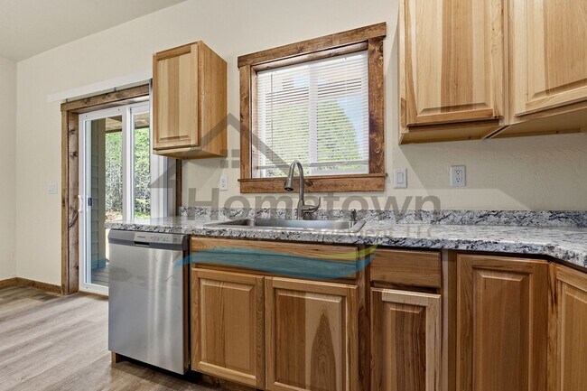 Building Photo - 2 Bedroom 1 Bathroom Home with a Single Car Garage Available in Blanchard!
