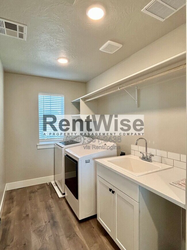 Building Photo - 5925 W Sprig Dr