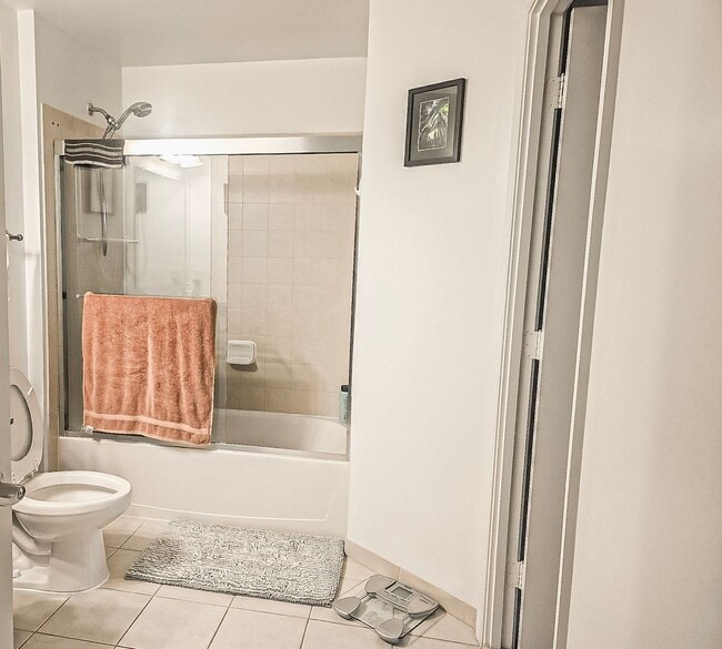 Building Photo - Modern and Sun-filled 1 Bed 1 Bath Condo I...