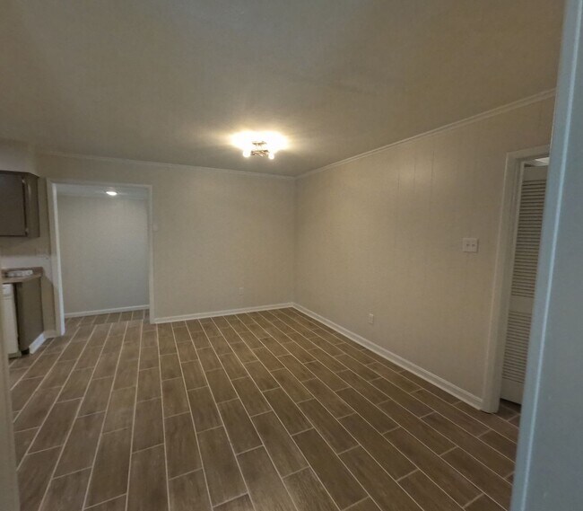 Building Photo - Spacious 5BR/2BA Rental with Bonus Living Space & Great Location