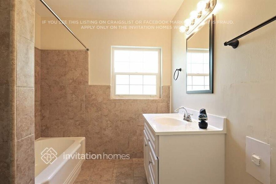 Building Photo - 2017 NE 29th Ct